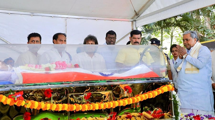 <div class="paragraphs"><p>Chief Minister Siddaramaiah offering his respects to noted Kannada writer and novelist S L Bhyrappa in Bengaluru on Thursday. </p></div>
