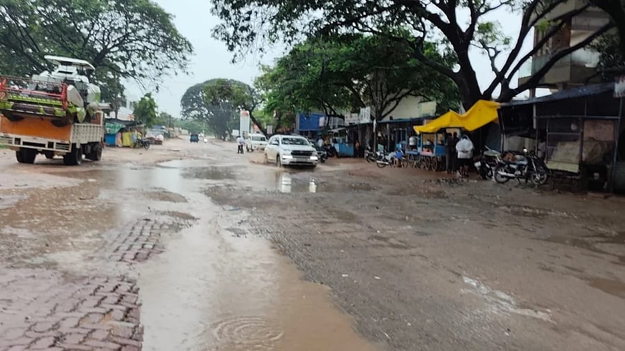<div class="paragraphs"><p>Unyielding showers have damaged the national highway that passes through Sirwar town in Raichur district. </p></div>