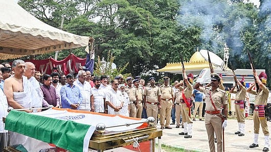 <div class="paragraphs"><p>Final rites of writer S L Bhyrappa.</p></div>