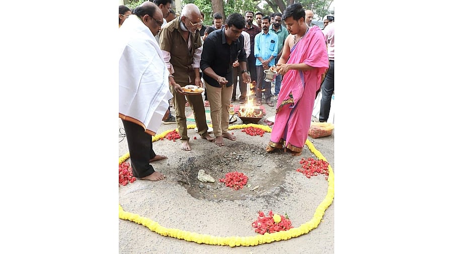 <div class="paragraphs"><p>Residents perform puja on a large pothole in Cox Town on Saturday. </p></div>