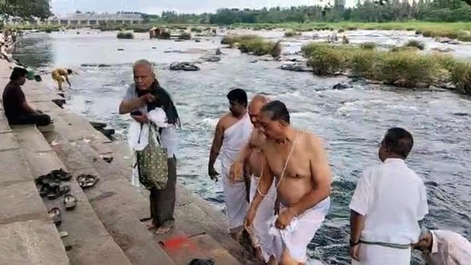 <div class="paragraphs"><p>The ashes of novelist S L Bhyrappa being immersed in the River Cauvery by his sons S B Ravi Shankar and S B Uday Shankar at the bathing ghat (bathing steps) near Srirangapatna town, Mandya district, on Saturday. </p></div>
