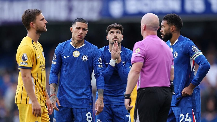 <div class="paragraphs"><p>Chelsea's Pedro Neto, Enzo Fernandez and Reece James react after Trevoh Chalobah is shown a red card by referee Simon Hooper </p></div>