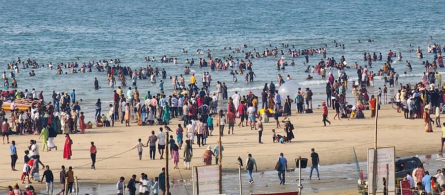<div class="paragraphs"><p>Tourists flock to Murudeshwar beach during summer vacations.&nbsp;</p></div>