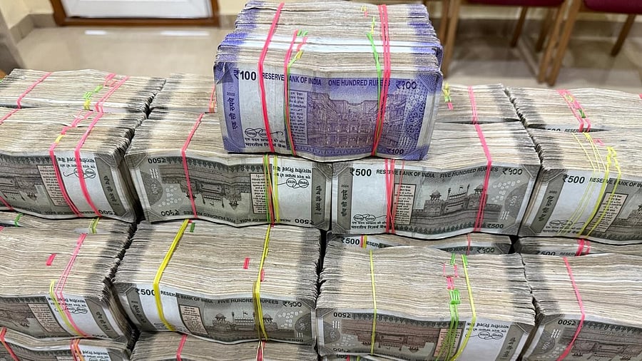 <div class="paragraphs"><p>The cash seized from the robbers in Akshayanagar, Bengaluru, on September 27.</p></div>