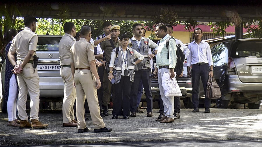 <div class="paragraphs"><p>Special Investigation Team (SIT) arrives at the residence of Northeast India Festival (NEIF) chief organiser Shyamkanu Mahanta for investigations, as outrage and calls for accountability grow across Assam following the death of singer Zubeen Garg, in Guwahati, Assam.</p></div>