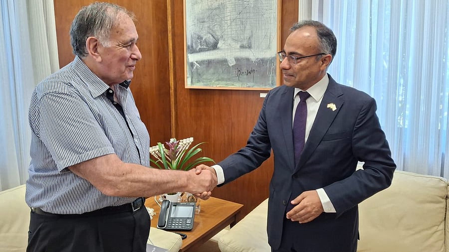 <div class="paragraphs"><p>Mayor of Haifa, Yona Yahav (L)</p></div>