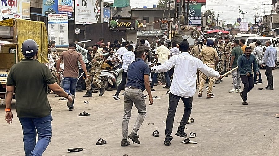 <div class="paragraphs"><p>Security personnel lathi-charge members of the Muslim community protesting against an 'I Love Muhammad' graffiti painted on the road, in Ahilyanagar, Maharashtra.</p></div>