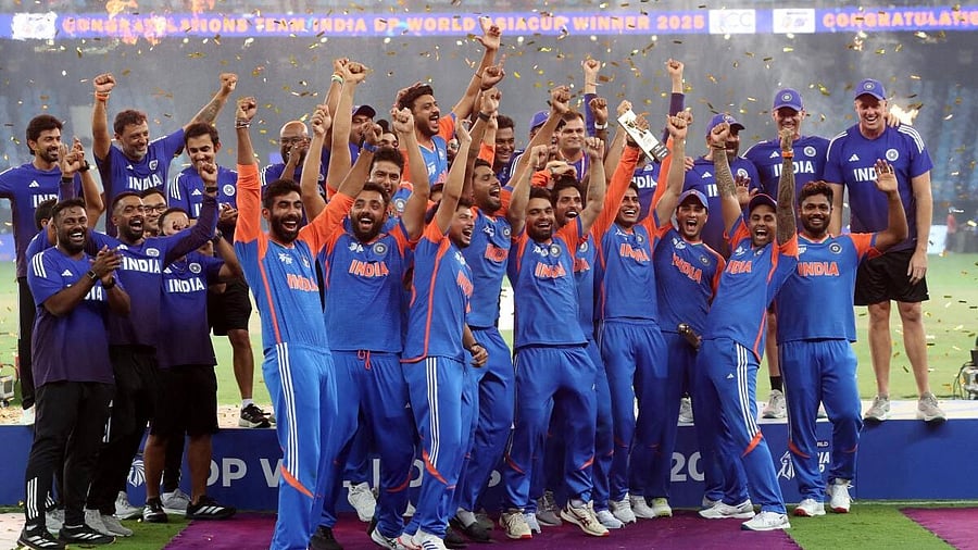<div class="paragraphs"><p>India players celebrate winning the Asia Cup during the presentation ceremony</p></div>