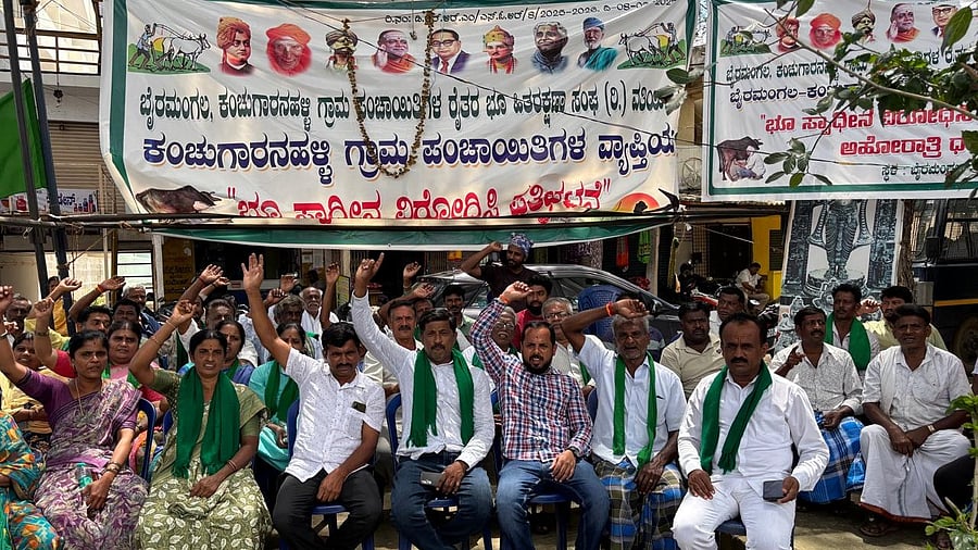 <div class="paragraphs"><p>Farmers protest against land acquisition at Byramangala on Monday. </p></div>
