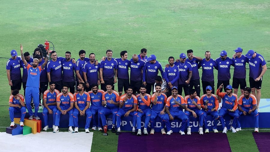 <div class="paragraphs"><p>Indian players pose without trophy after the final in Dubai. </p></div>