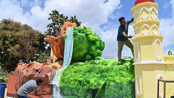 <div class="paragraphs"><p>Artists giving final touch to tableaux of Mysore City Corporation. </p></div>