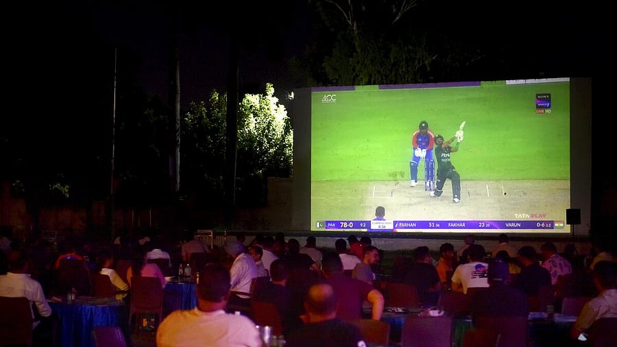 <div class="paragraphs"><p>People watch live telecast of the Asia Cup 2025 final cricket match</p></div>