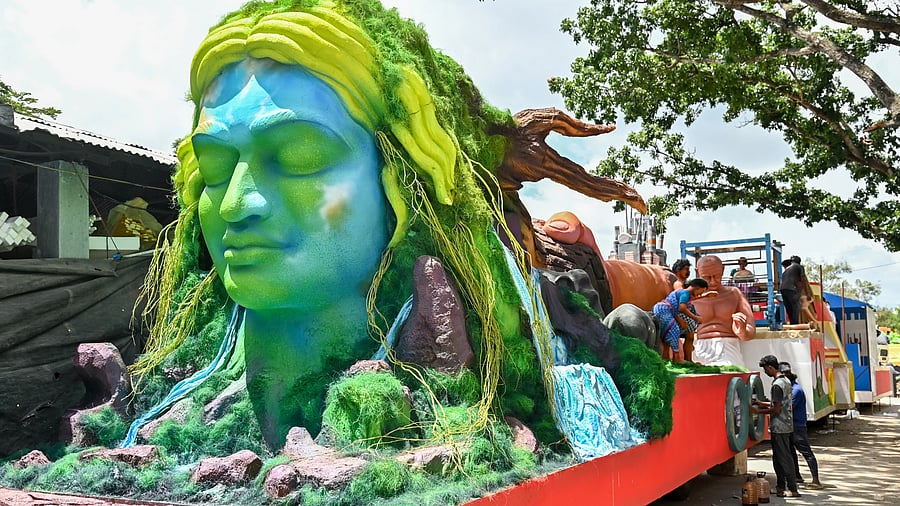<div class="paragraphs"><p>Artists give final touches to a tableau taking part in the Jamboo Savari, on the APMC premises in Mysuru on Tuesday. </p></div>