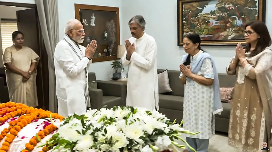 <div class="paragraphs"><p>PM Narendra Modi meets the family of BJP's late Vijay Malhotra in New Delhi.</p></div>