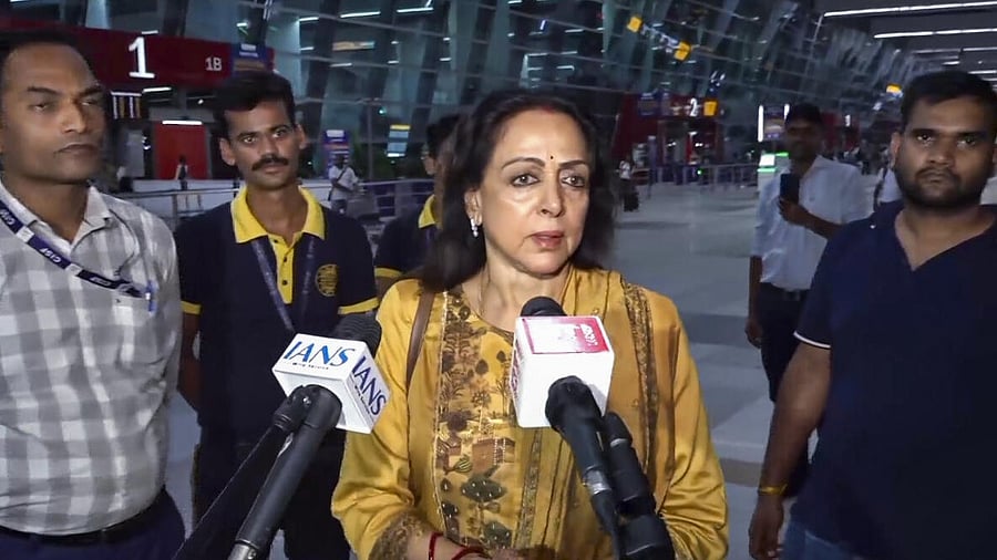 <div class="paragraphs"><p>BJP MP and actor Hema Malini interacts with the media on her arrival at Delhi Airport, ahead of her visit to Karur, Tamil Nadu, in New Delhi.</p></div>
