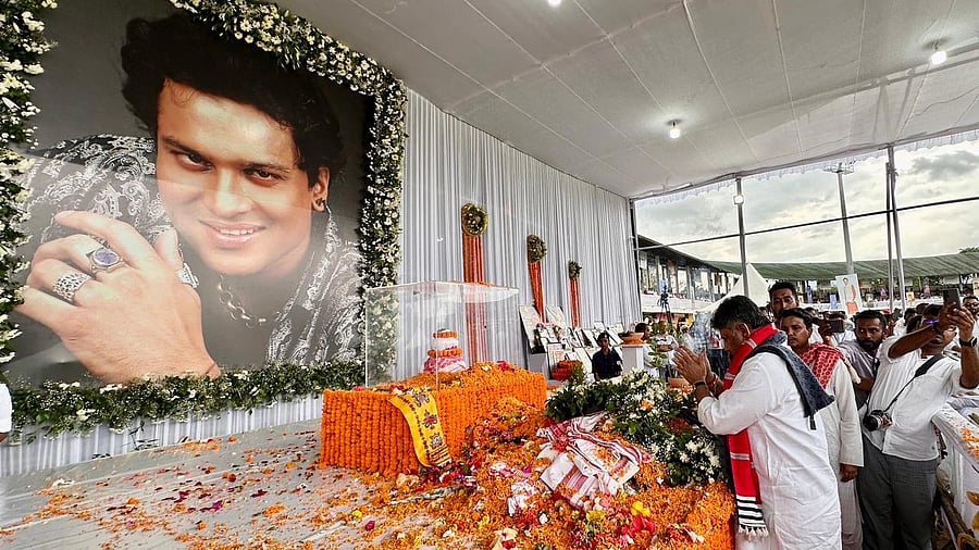 <div class="paragraphs"><p>Karnataka Deputy CM DK Shivakumar pays tributes to singer Zubeen Garg on the occasion of the 13th day rituals at the Jorhat Sports Stadium.</p></div>