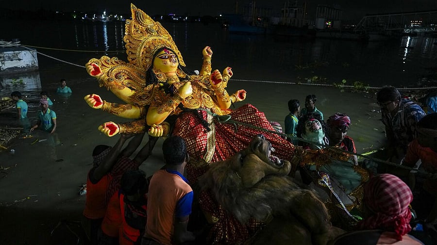<div class="paragraphs"><p>People immerse an idol of Goddess Durga in the Hooghly River on ‘Vijayadashami’</p></div>