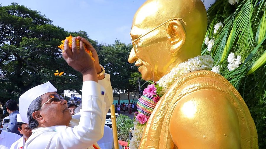 <div class="paragraphs"><p>Chief Minister Siddaramaiah offering tribute to Mahatma Gandhi in Mysuru on Thursday. </p></div>