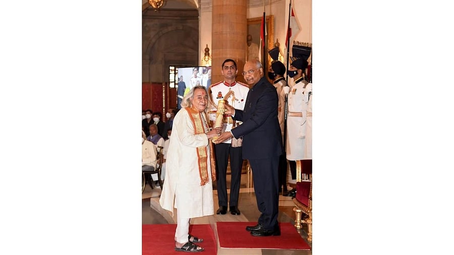 <div class="paragraphs"><p>Former President Ram Nath Kovind presents Padma Vibhushan award to Pandit Chhannulal Mishra for Art. </p></div>