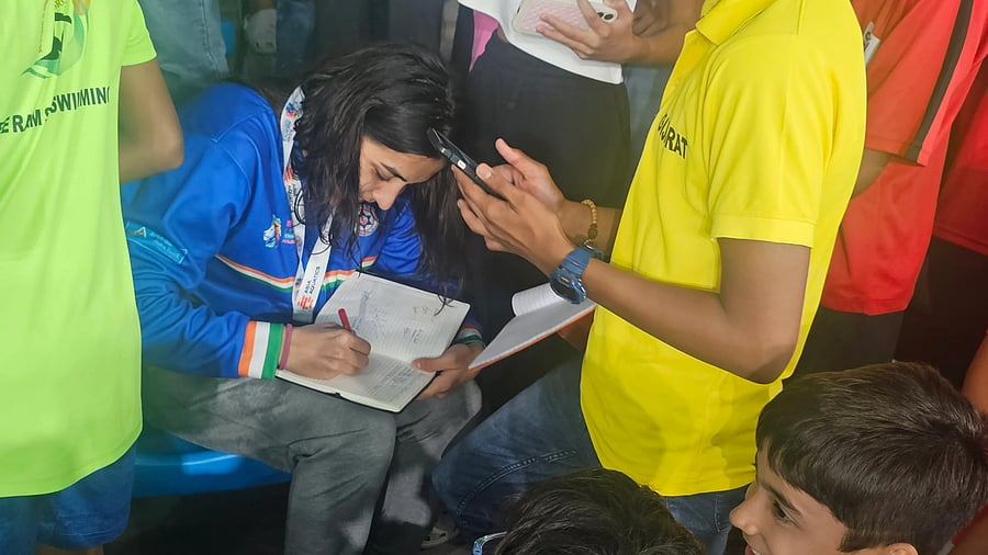 <div class="paragraphs"><p>Swimmer Bhavya Sachdeva mobbed by young fans for autographs in Ahmedabad. </p></div>