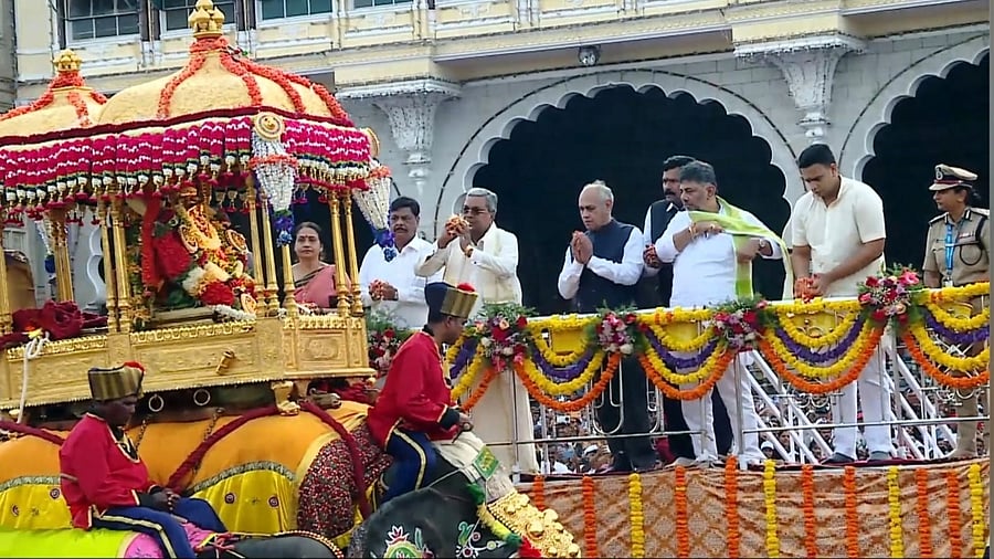 <div class="paragraphs"><p>Chief Minister Siddaramaiah offering flowers to an idol of Goddess Chamundeshwari placed in the golden howdah mounted on elephant Abhimanyu during Jamboo Savari on the Mysuru palace premises on Thursday.&nbsp;Deputy Minister D K Shivakumar, Ministers H C Mahadevappa and Shivaraj S Thangadagi, and MP Yaduveer Krishnadatta Chamaraja Wadiyar were among those present. <br></p></div>