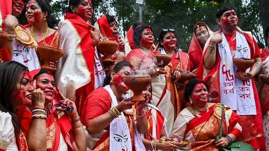<div class="paragraphs"><p>The Bengali community of Bengaluru gathered at Ulsoor lake on Thursday, the last day of Durga Puja. They danced as they carried idols of the goddess and immersed them in the lake. </p></div>