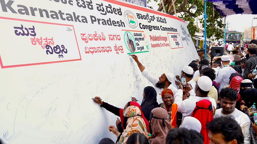 People of Pulakeshinagar Assembly constituency in Bengaluru participate in a signature campaign launched by the Congress against ‘Vote Chori’, on Friday. The grand old party hopes to collect 5 crore signatures from Karnataka.