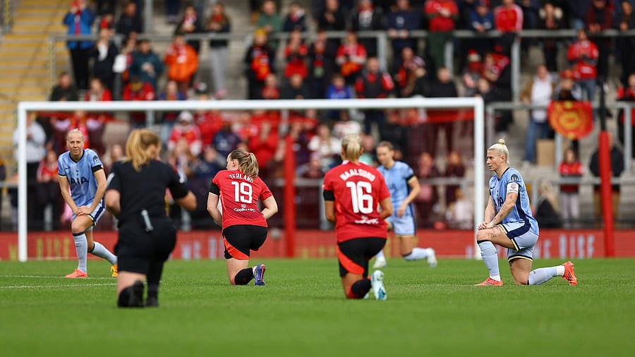 <div class="paragraphs"><p>  Tottenham Hotspur's Bethany England and Manchester United's Elisabeth Terland take the knee before the match </p></div>