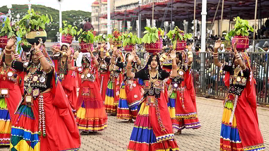 <div class="paragraphs"><p>Artists perform during Dasara Jamboo Savari procession in Mysuru on Thursday</p></div>
