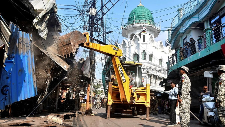 <div class="paragraphs"><p>Bareilly violence: Another aide of cleric Tauqeer Raza arrested, demolition action gains pace</p></div>