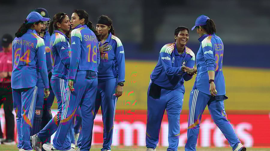 <div class="paragraphs"><p>India beat Pakistan</p></div>