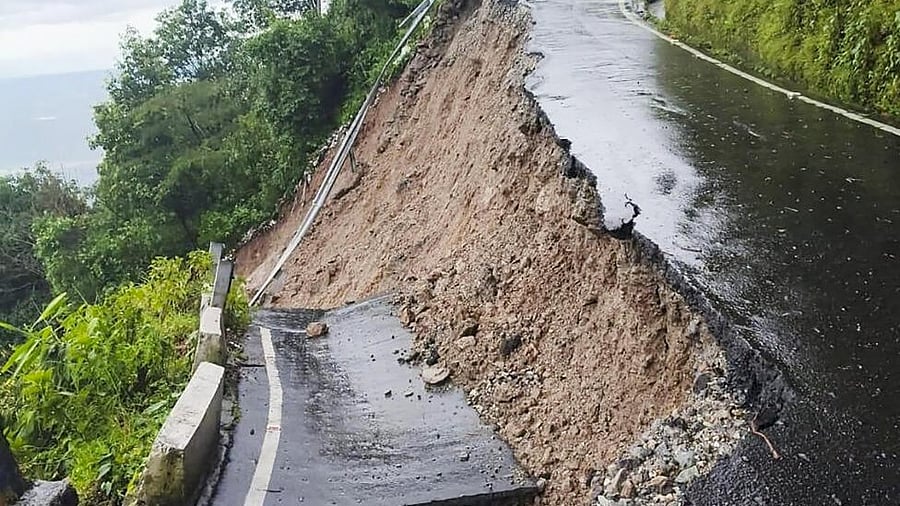 <div class="paragraphs"><p>Landslides in Darjeeling</p><p></p></div>