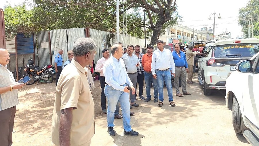 <div class="paragraphs"><p>Members of an expert team from the Indian Institute of Technology Roorkee visit Devaraja Market in Mysuru on Monday.</p></div>