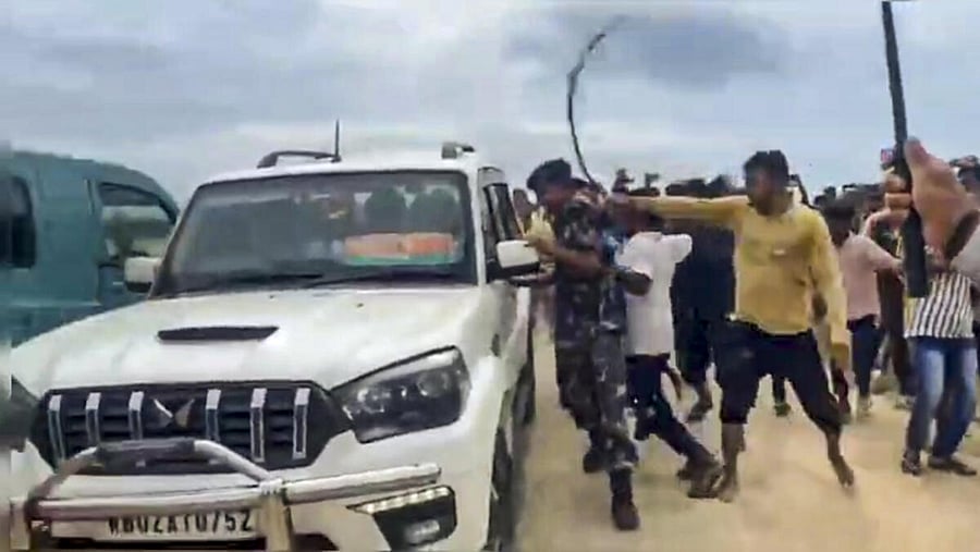 <div class="paragraphs"><p>BJP MP Khagen Murmu attacked in Bengal's Nagrakata.</p></div>