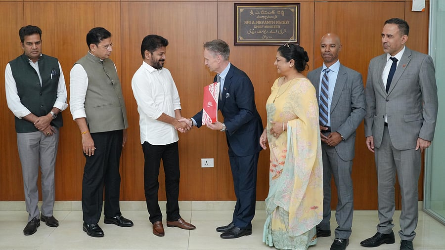 <div class="paragraphs"><p>(From L to R) Telangana Chief Minister Revanth Reddy,&nbsp;Patrik Jonsson, Executive Vice President and President Lilly International, Eli Lilly.</p></div>