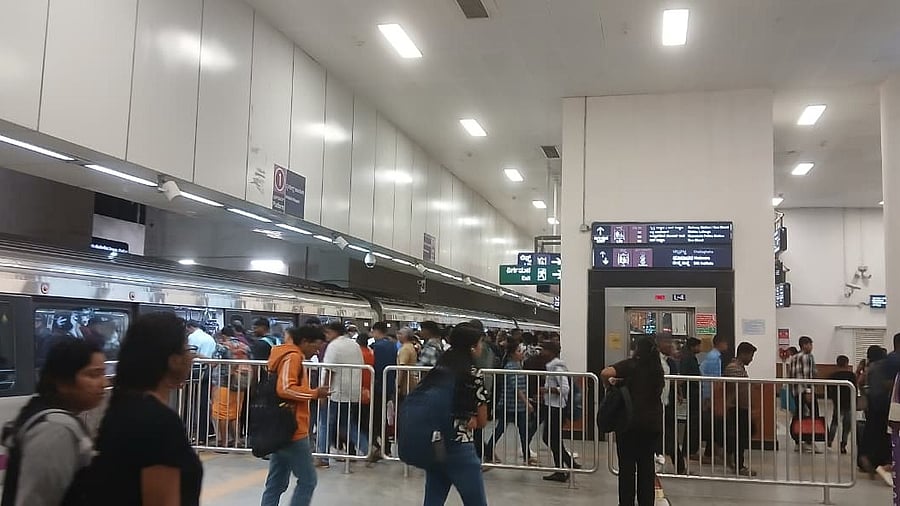 <div class="paragraphs"><p>Crowds surge at metro stations as Bengalureans return home after long break</p></div>