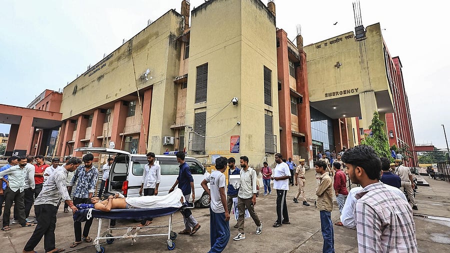 <div class="paragraphs"><p>Patients being shifted after a fire broke out at the Sawai Man Singh Hospital's Trauma Centre, in Jaipur.</p></div>