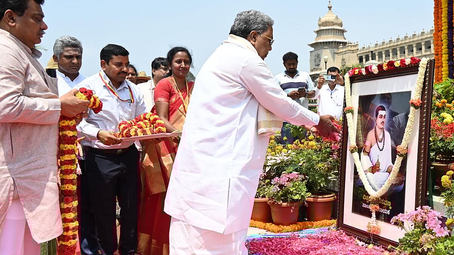 <div class="paragraphs"><p>Chief Minister Siddaramaiah offering tribute to 12th-century social reformer Basaveshwara.&nbsp;</p></div>