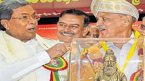 <div class="paragraphs"><p>File photo: Chief Minister Siddaramaiah presents 'Valmiki' award to  former minister Veeranna at a programme to mark Sree  Maharshi Valmiki Jayanti in the city on Saturday. </p></div>