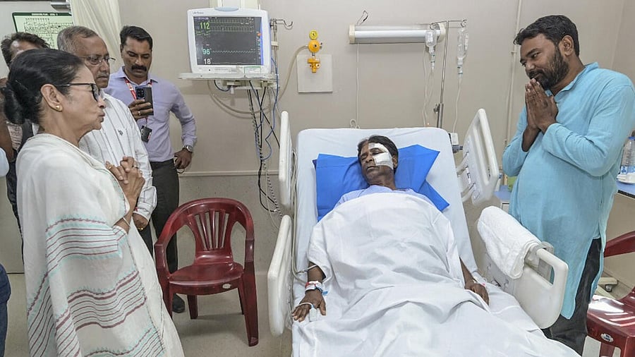 <div class="paragraphs"><p>Mamata meets injured BJP MP Khagen Murmu at Siliguri hospital</p><p></p></div>
