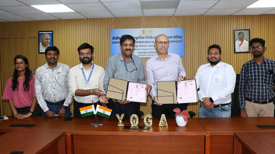 <div class="paragraphs"><p>The officials at the signing ceremony.&nbsp;</p></div>