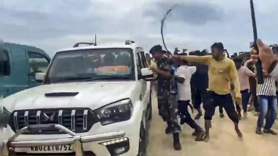 <div class="paragraphs"><p>BJP MP Khagen Murmu attacked in Bengal's Nagrakata</p><p></p></div>