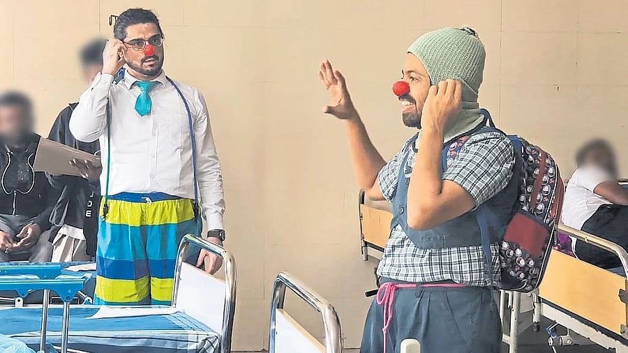 The clowns work with the patients in pairs.