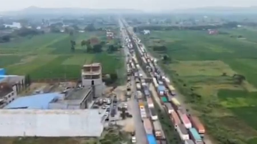 <div class="paragraphs"><p>A view of heavy traffic congestion on Delhi-Kolkata highway.</p></div>
