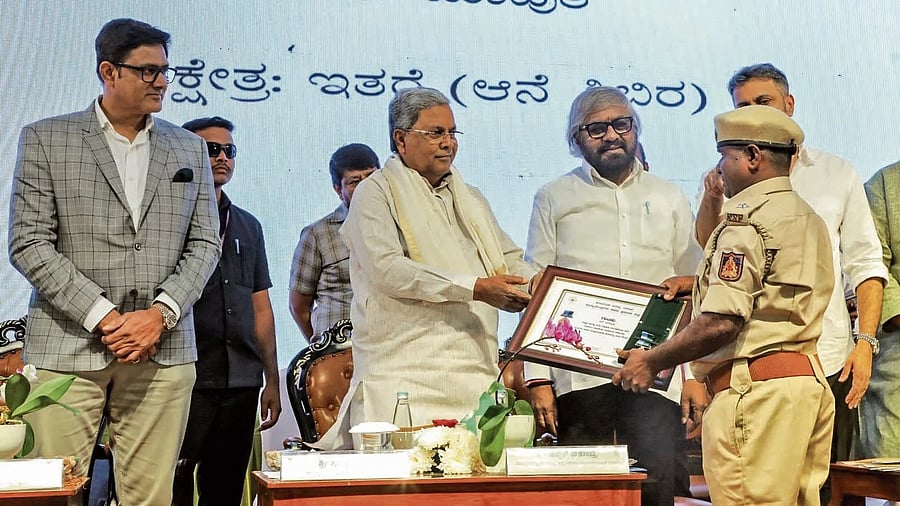 <div class="paragraphs"><p>Chief Minister Siddaramaiah presents the CM’s Gold Medal to Gundanna, the mahout of the Dasara elephant Bheema, in Bengaluru on Wednesday. Twenty-five officers and staff of the Forest Department were awarded the Chief Minister’s Medal for the year 2024. Forest Minister Eshwar Khandre and Forest Department’s brand ambassador Anil Kumble are seen.</p></div>