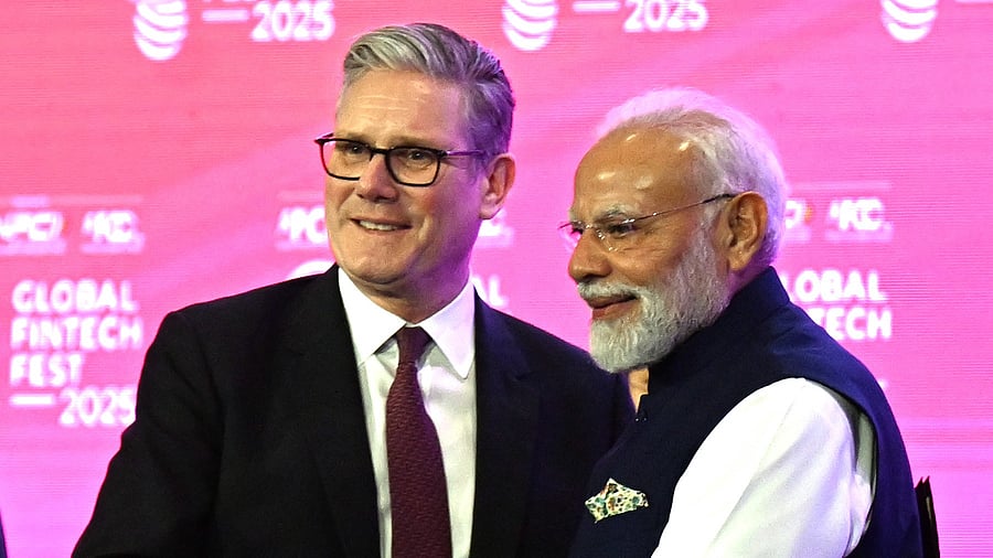<div class="paragraphs"><p>Keir Starmer (left) with PM Narendra Modi at Global Fintech Festival.&nbsp;</p></div>