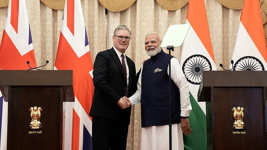 <div class="paragraphs"><p>Keir Starmer shakes hands with Narendra Modi after delivering a joint statement in Mumbai</p></div>