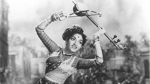 <div class="paragraphs"><p>Sandhya in 'Do Aankhen Barah Haath' (1957)</p></div>