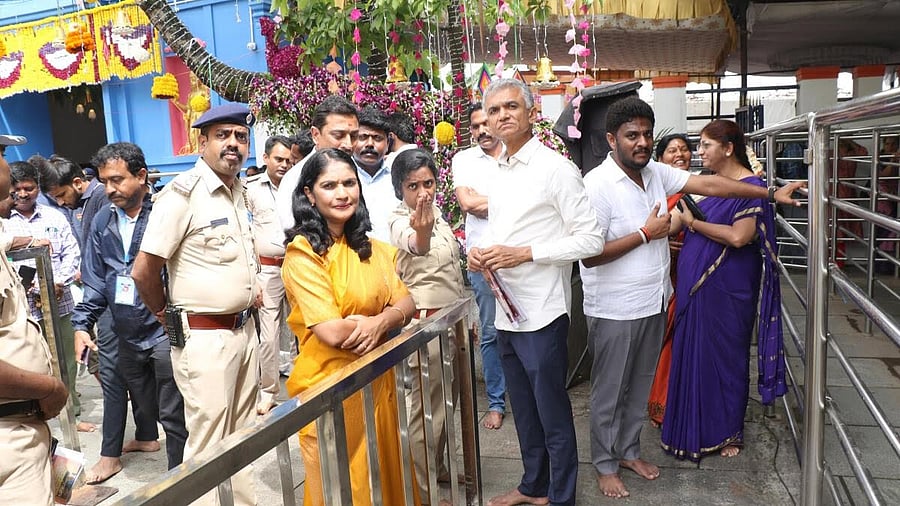 <div class="paragraphs"><p>Hassan District incharge Minister Krishna Byre Gowda inspects the arrangements made for darshana at Hasanamba temple, in Hassan, on Friday. Deputy Commissioner K S Lathakumari, MP Shreyas Patel are also seen.</p></div>