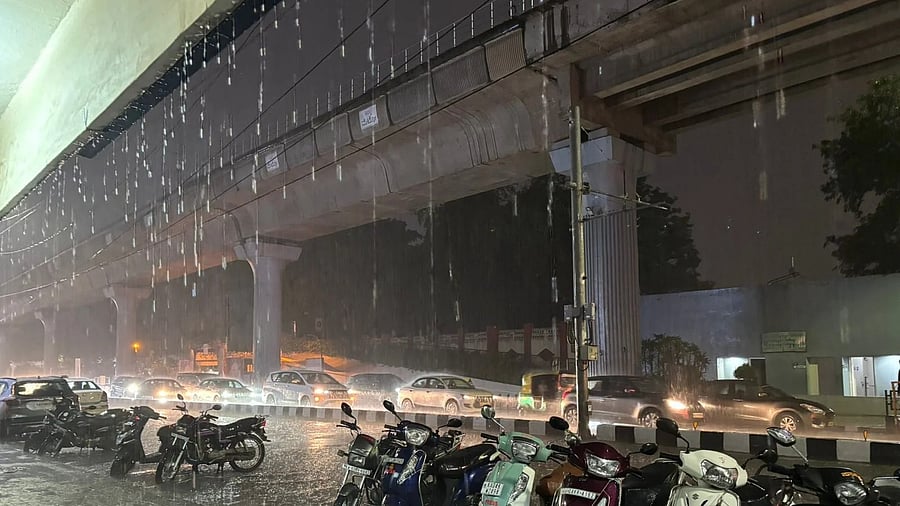 The downpour disrupted traffic across the city late Friday evening. DH PHOTO/NAVEEN MENEZES 